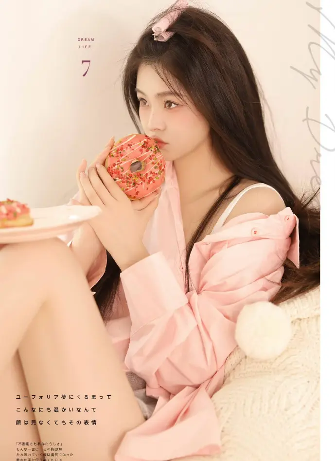 非洲儿童用智能手机搜索食物援助